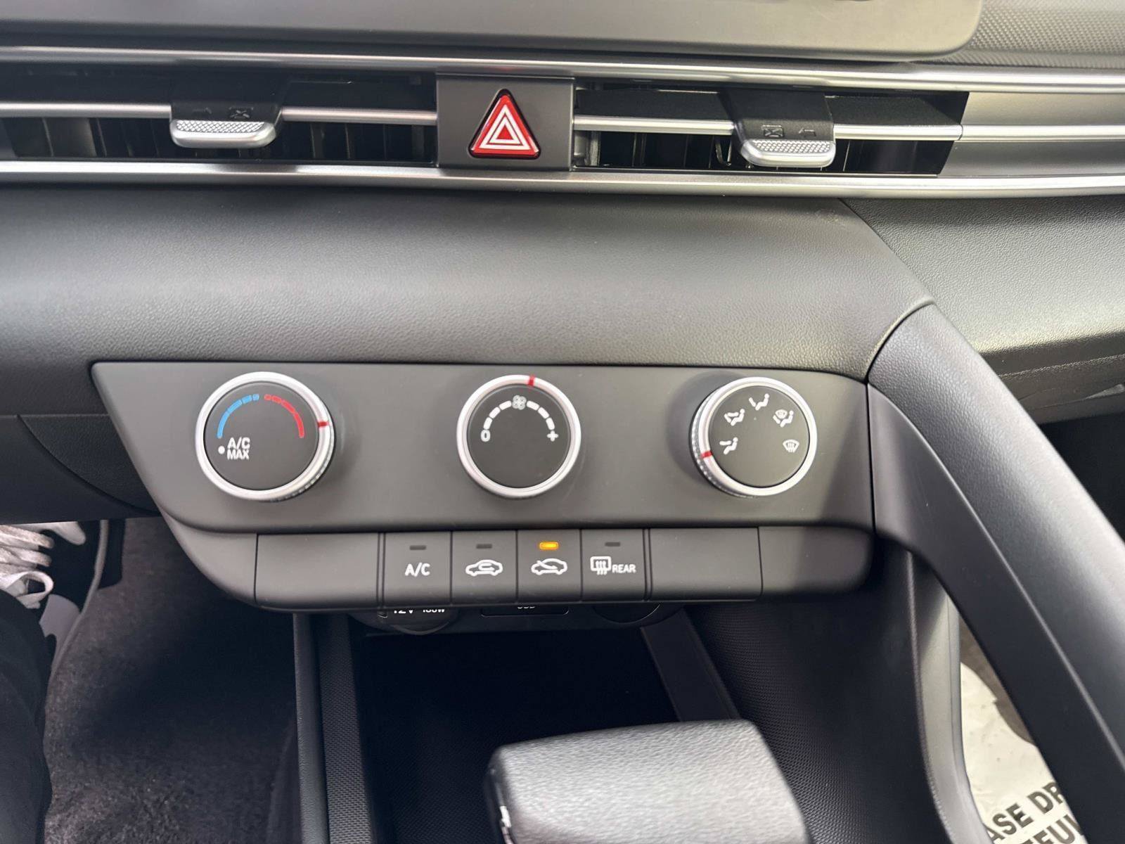 Used 2026 Hyundai Elantra SE FWD image 29