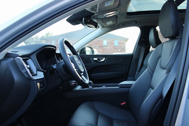 Used 2025 Volvo XC60 B5 Plus image 13