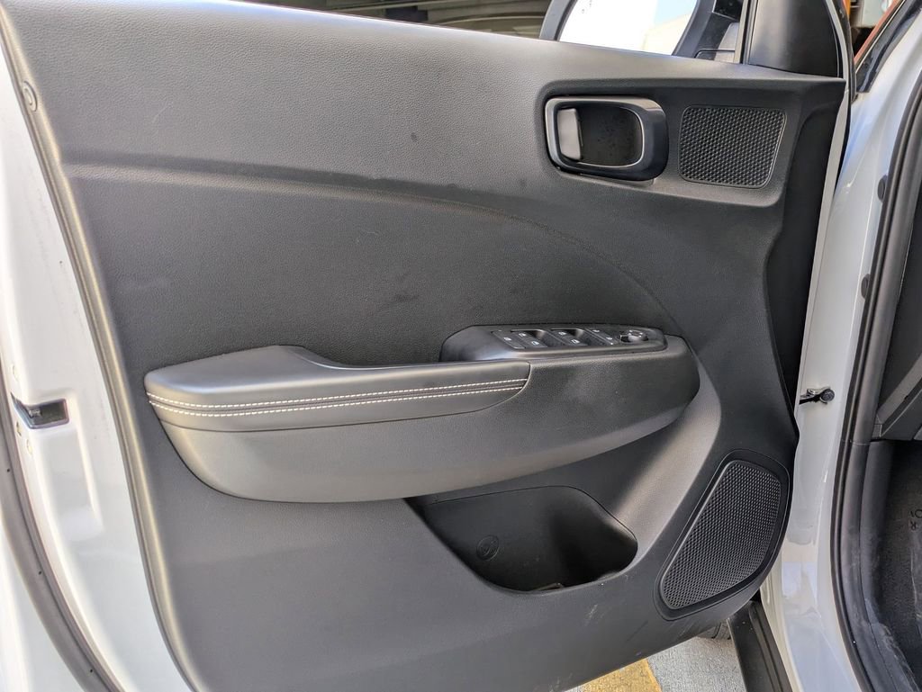 Used 2025 Hyundai Venue Limited FWD image 11