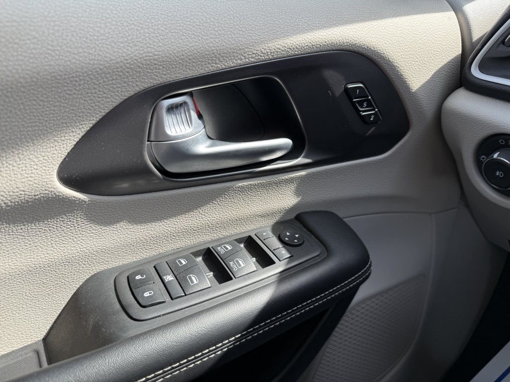 Used 2024 Chrysler Pacifica Touring-L FWD image 20