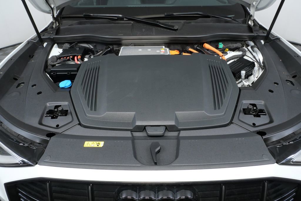 Certified 2022 Audi e-tron S Premium Plus w/ 21" Black Optic Package image 31