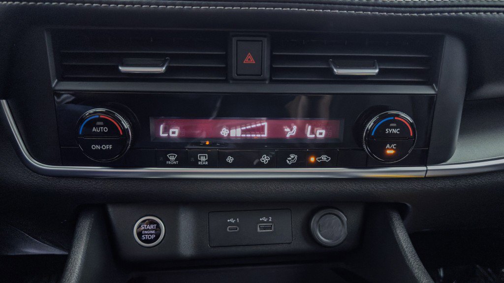 Used 2023 Nissan Rogue SV image 33