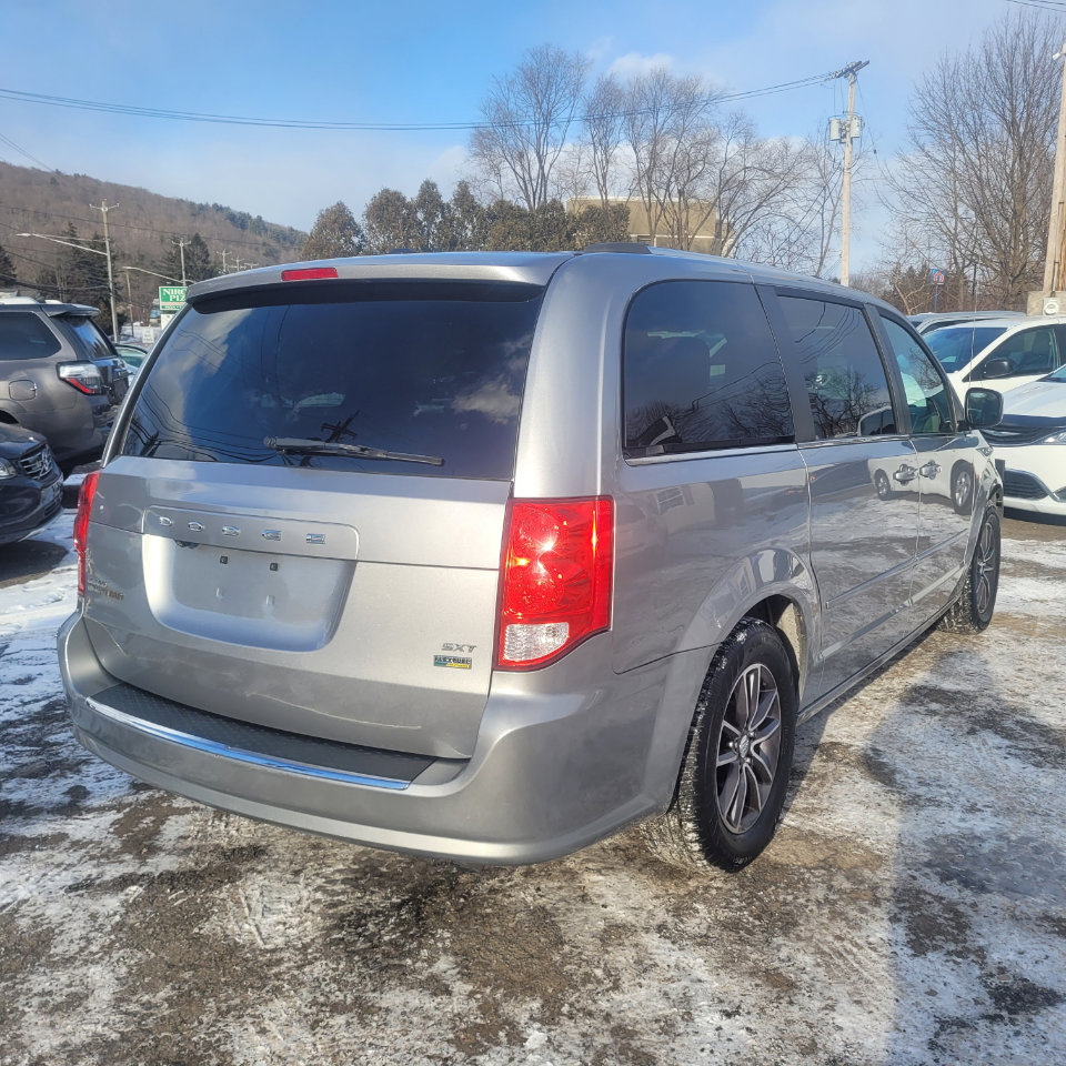 Used 2017 Dodge Grand Caravan SXT image 8