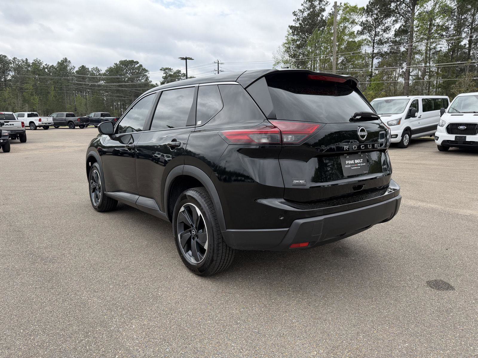 Used 2025 Nissan Rogue SV image 4