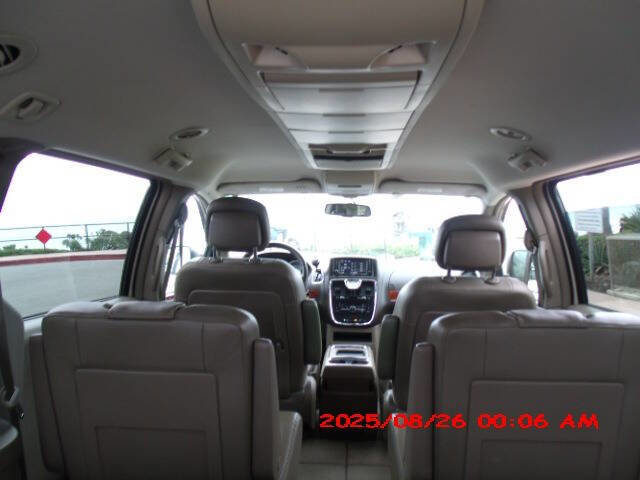 Used 2014 Chrysler Town & Country Touring image 11