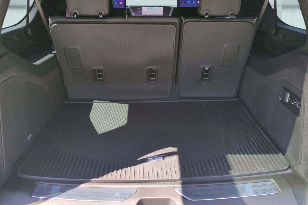 Used 2026 Cadillac Escalade ESV Sport w/ Touring Package image 17