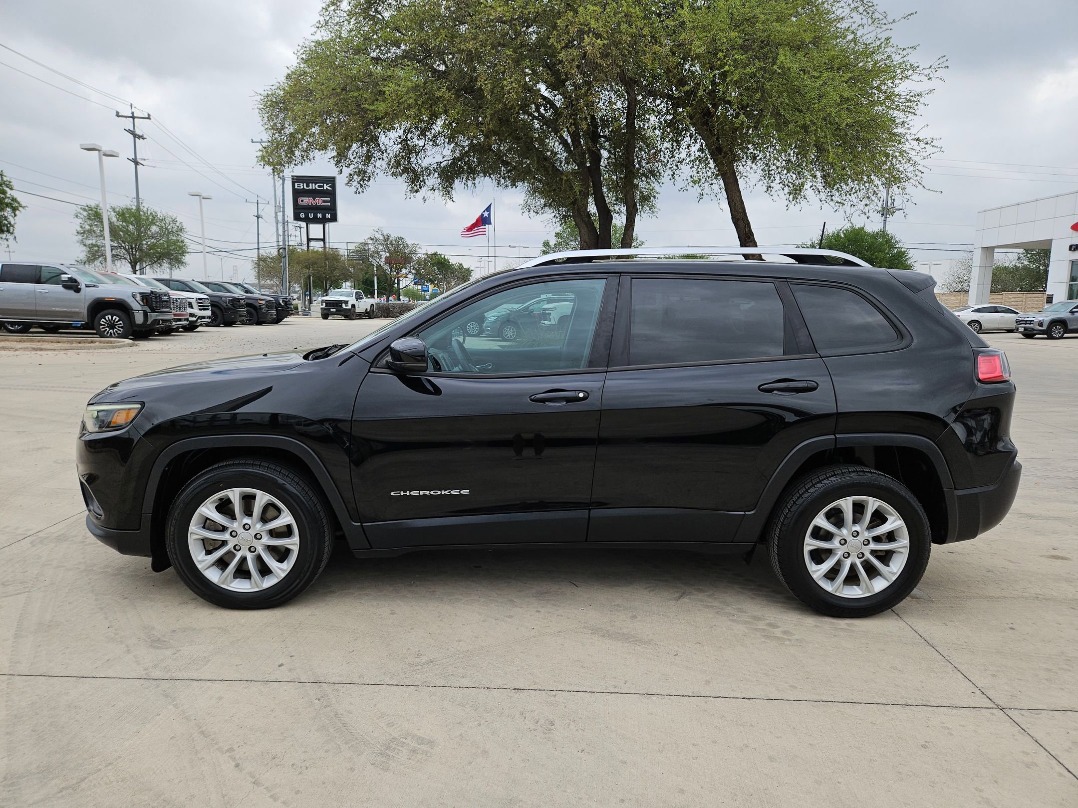 Used 2021 Jeep Cherokee Latitude w/ Mopar Interior Package image 6