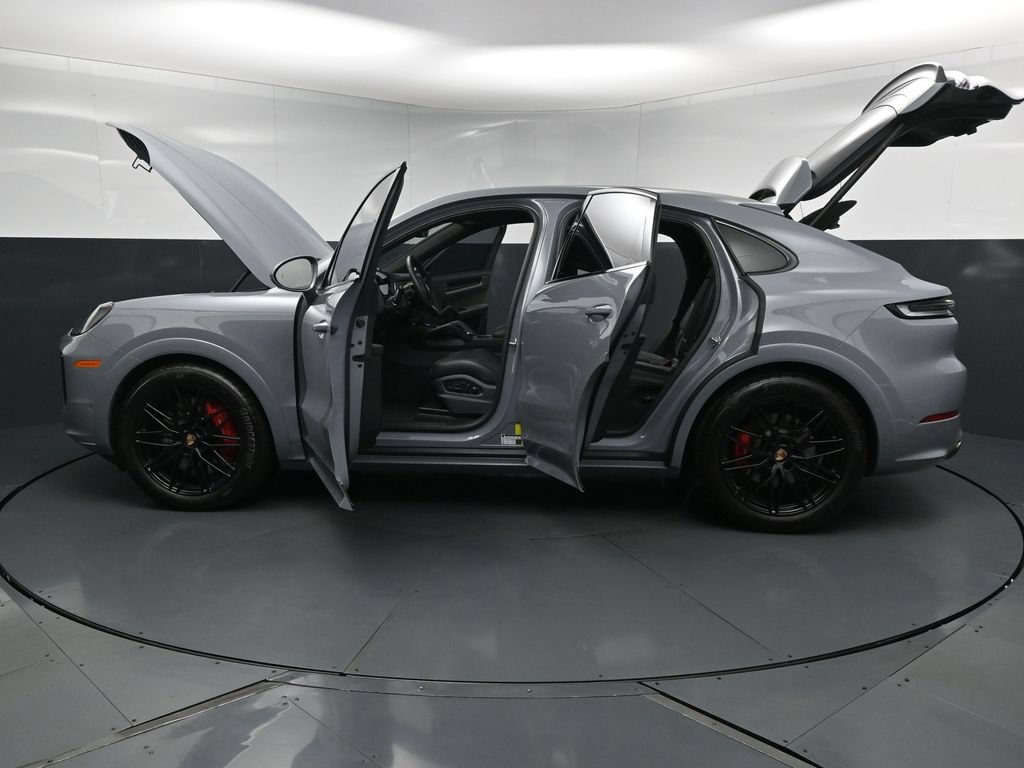 Certified 2025 Porsche Cayenne GTS AWD/4WD image 34