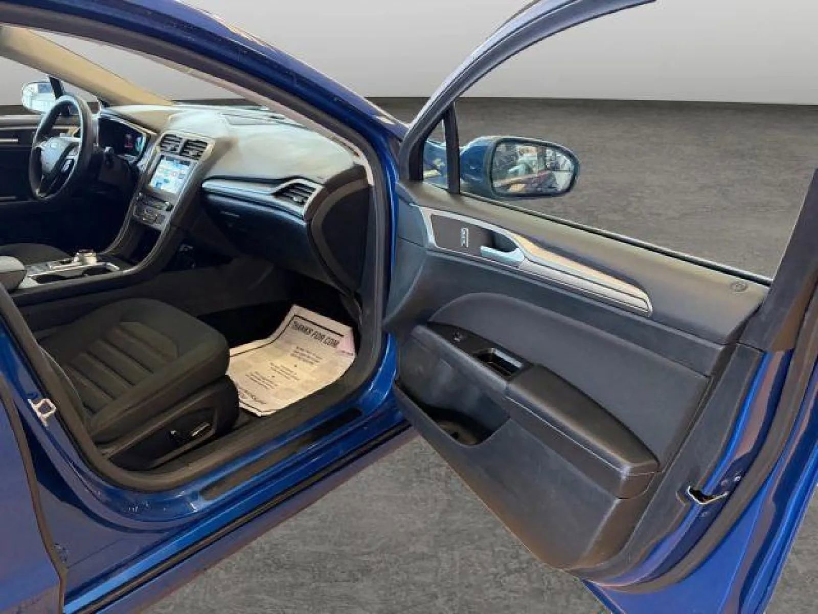 Used 2017 Ford Fusion SE w/ Fusion SE Technology Package image 14