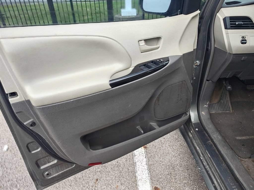 Used 2012 Toyota Sienna LE w/ Towing Pkg FWD image 6