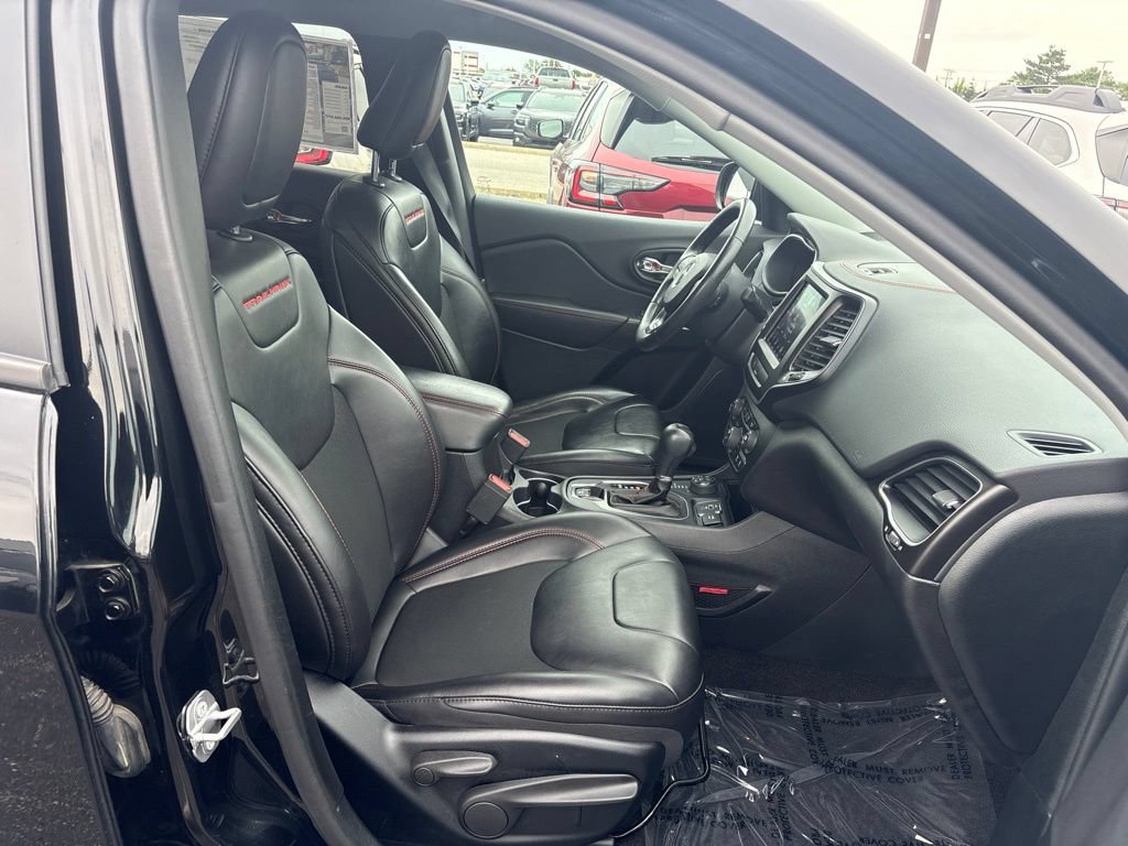 Used 2019 Jeep Cherokee Trailhawk w/ Cold Weather Group AWD/4WD image 10