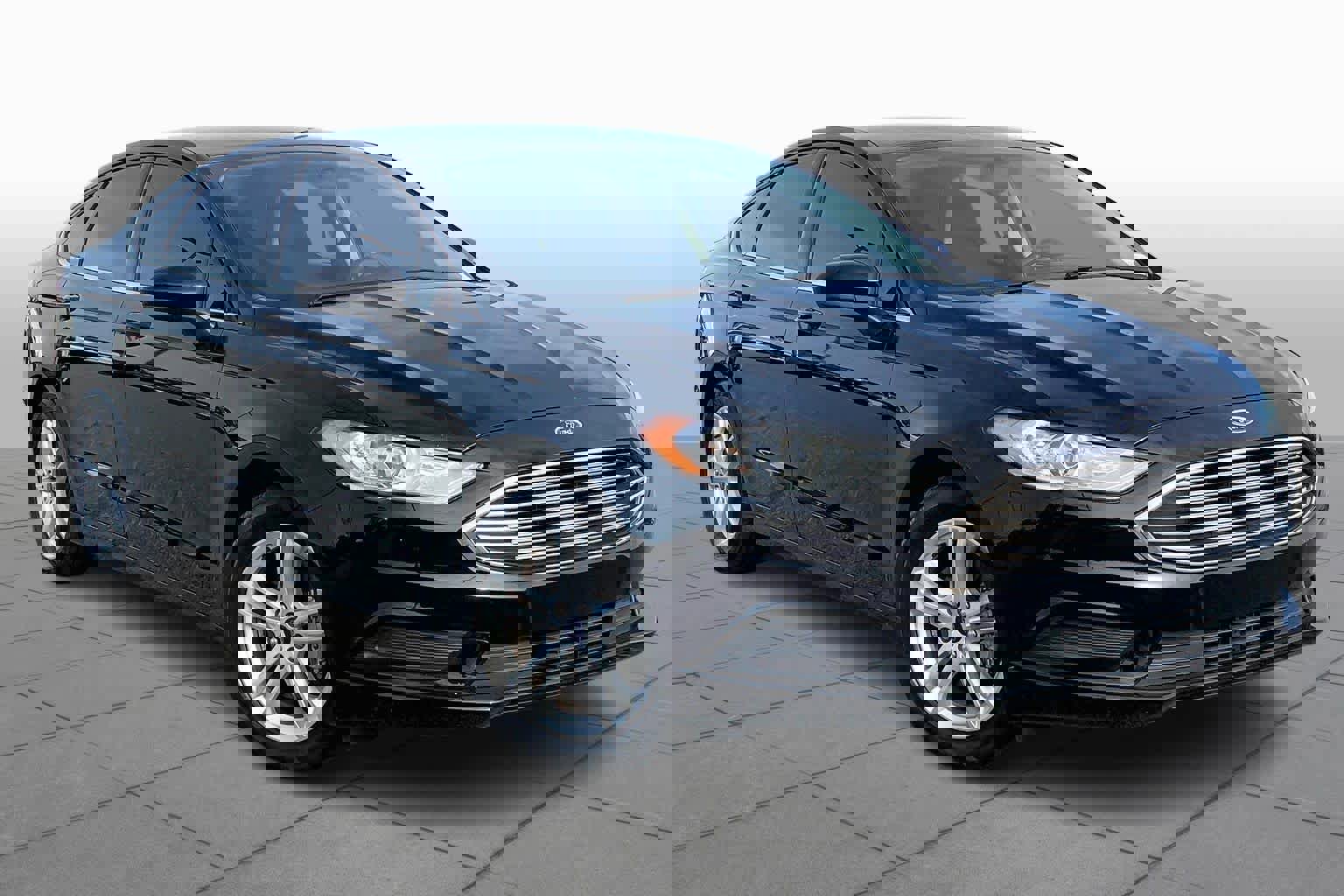 Used 2018 Ford Fusion SE w/ Fusion SE Technology Package image 3