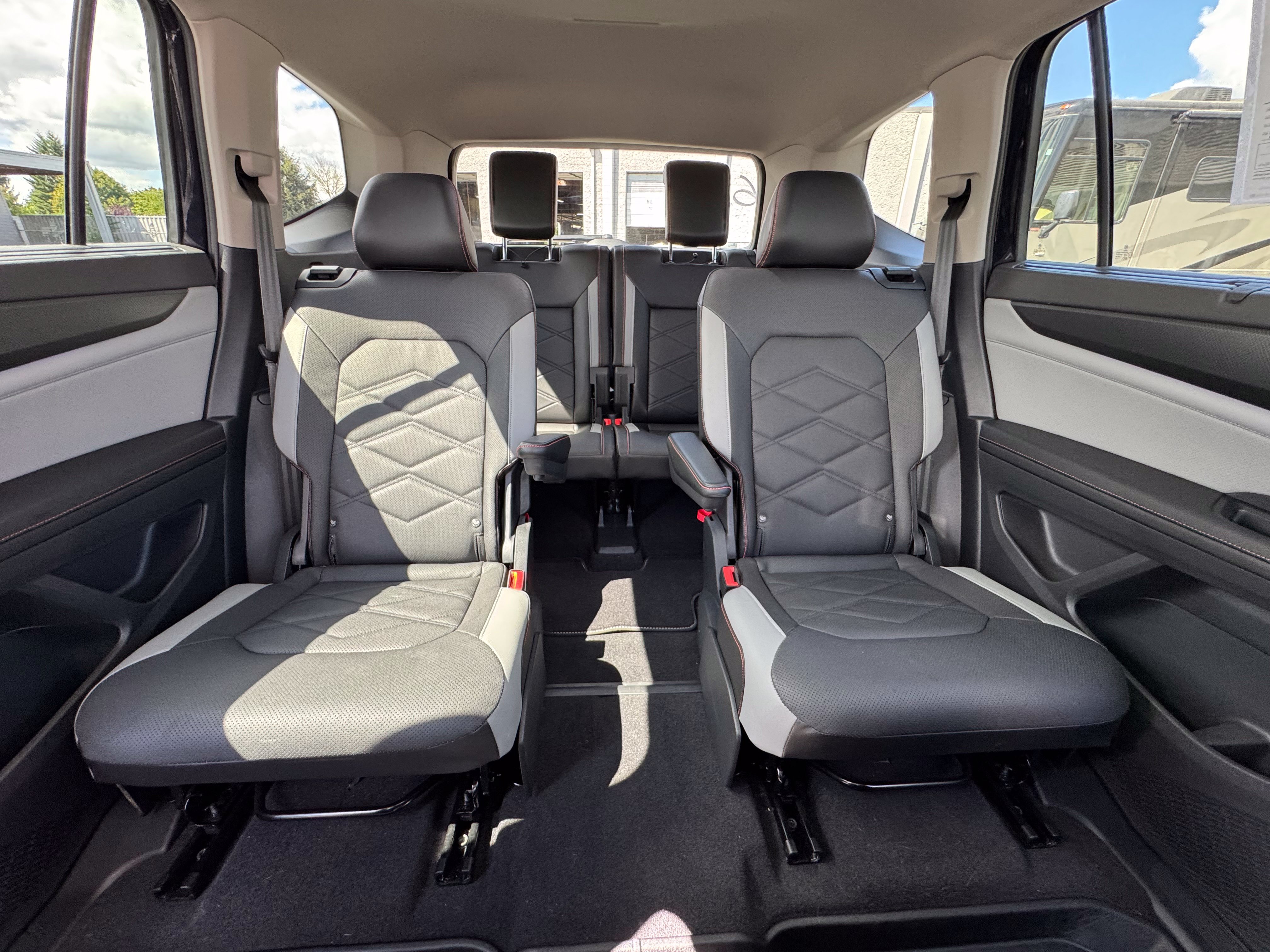 Used 2024 Volkswagen Atlas Peak Edition SEL AWD/4WD image 31