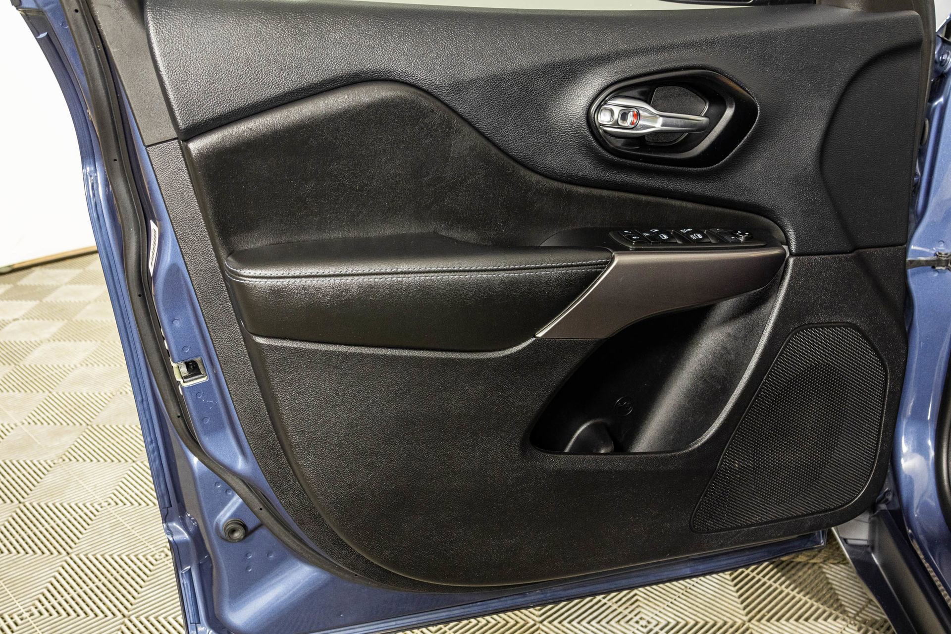 Used 2021 Jeep Cherokee Latitude Plus image 35