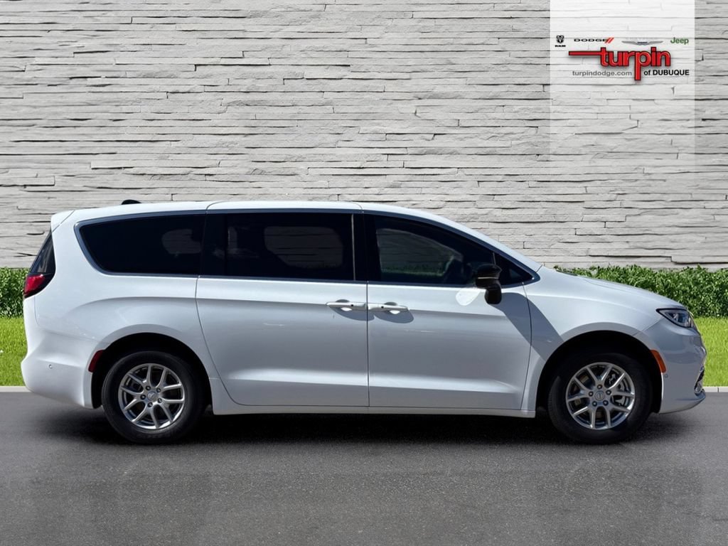 New 2025 Chrysler Pacifica Select FWD image 6