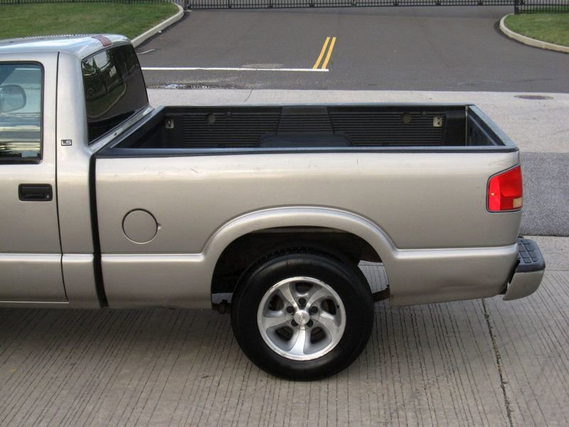 Used 2001 Chevrolet S10 Pickup LS w/ Preferred Equipment Group image 8