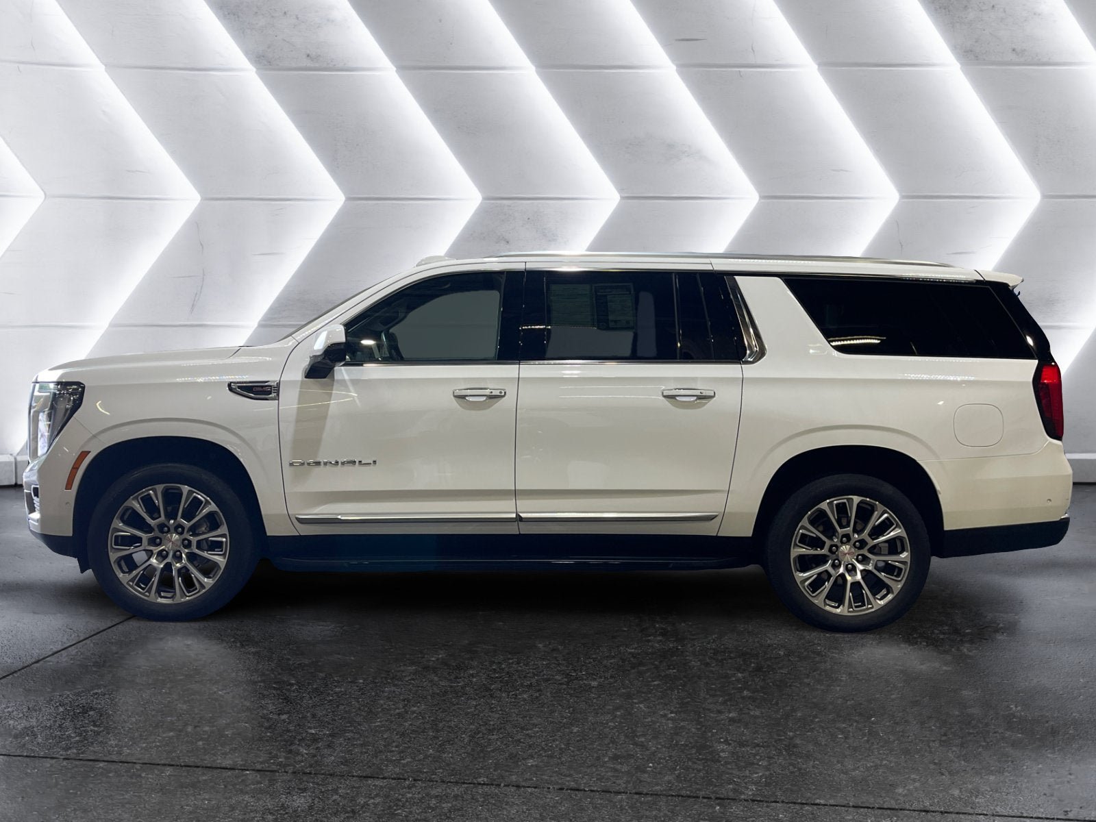 Used 2025 GMC Yukon XL Denali AWD/4WD image 3