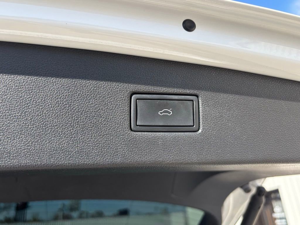 Used 2022 Volkswagen Tiguan SE R-Line image 25