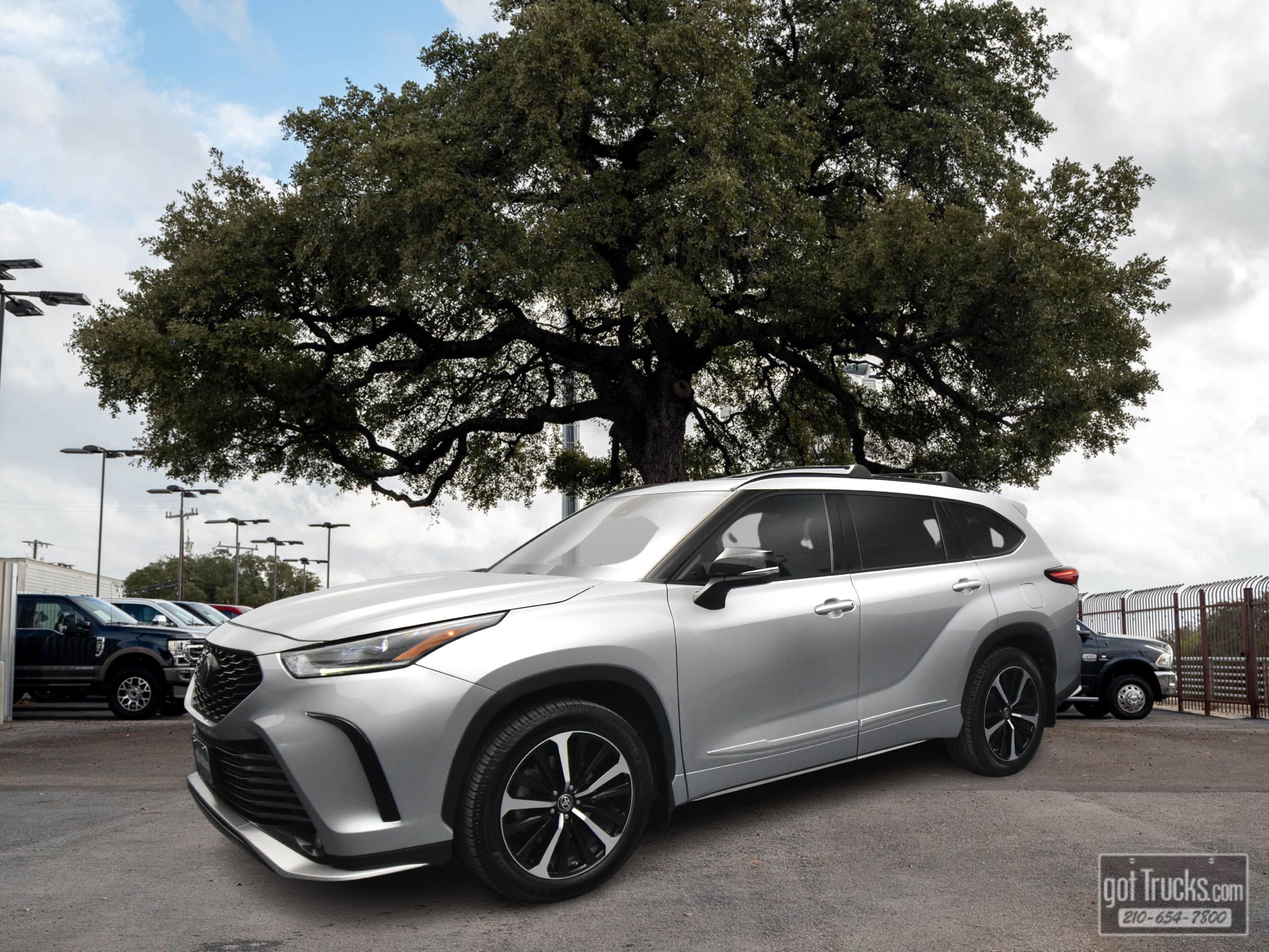 Used 2021 Toyota Highlander XSE FWD image 1