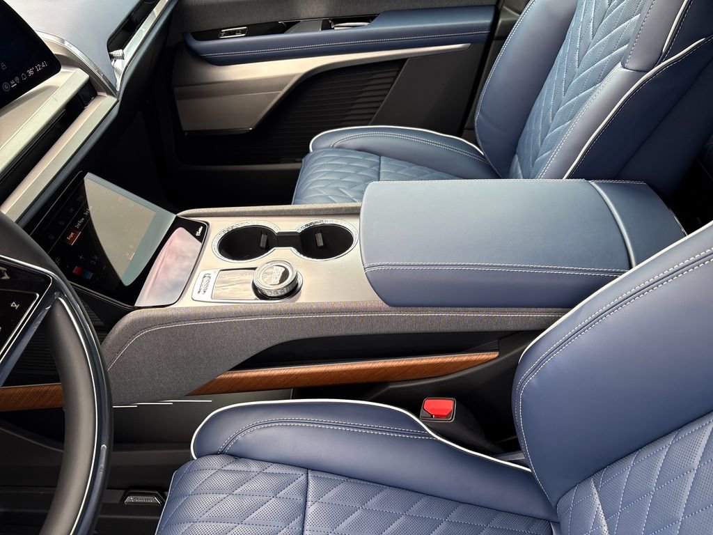 New 2026 Cadillac Vistiq Premium Luxury w/ LPO, Floor Liner Package image 37