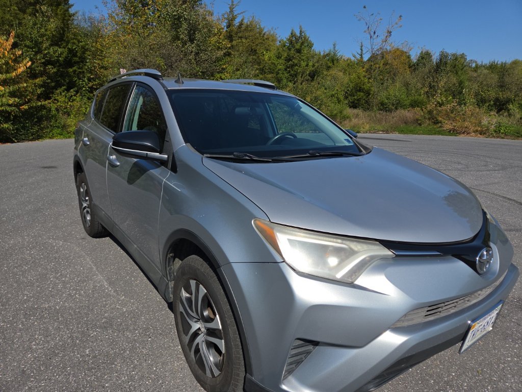 Used 2016 Toyota RAV4 LE AWD/4WD image 2