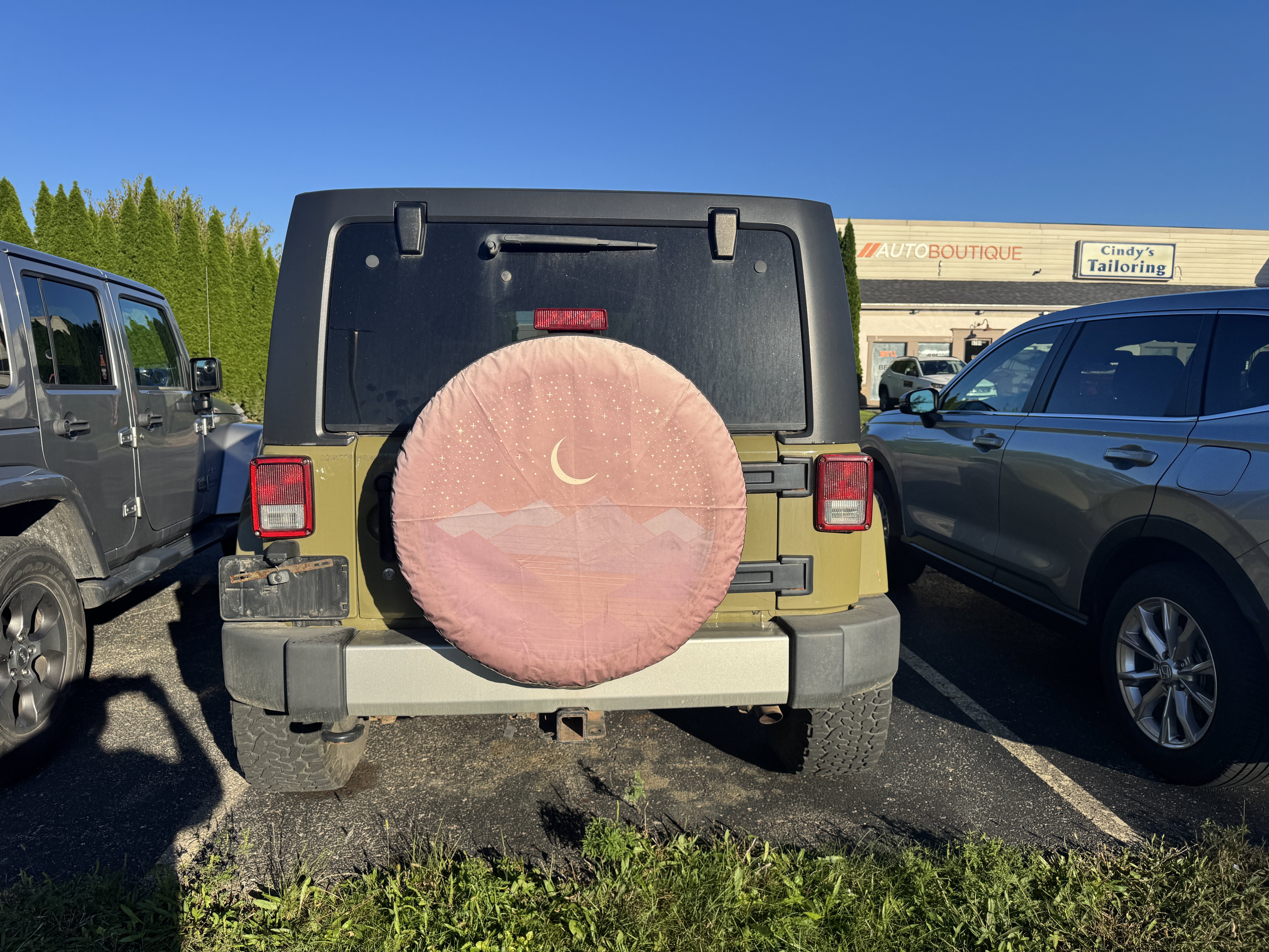 Used 2013 Jeep Wrangler Unlimited Sahara AWD/4WD image 2
