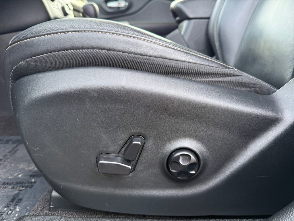 Used 2018 Jeep Cherokee Limited w/ Technology Group image 10