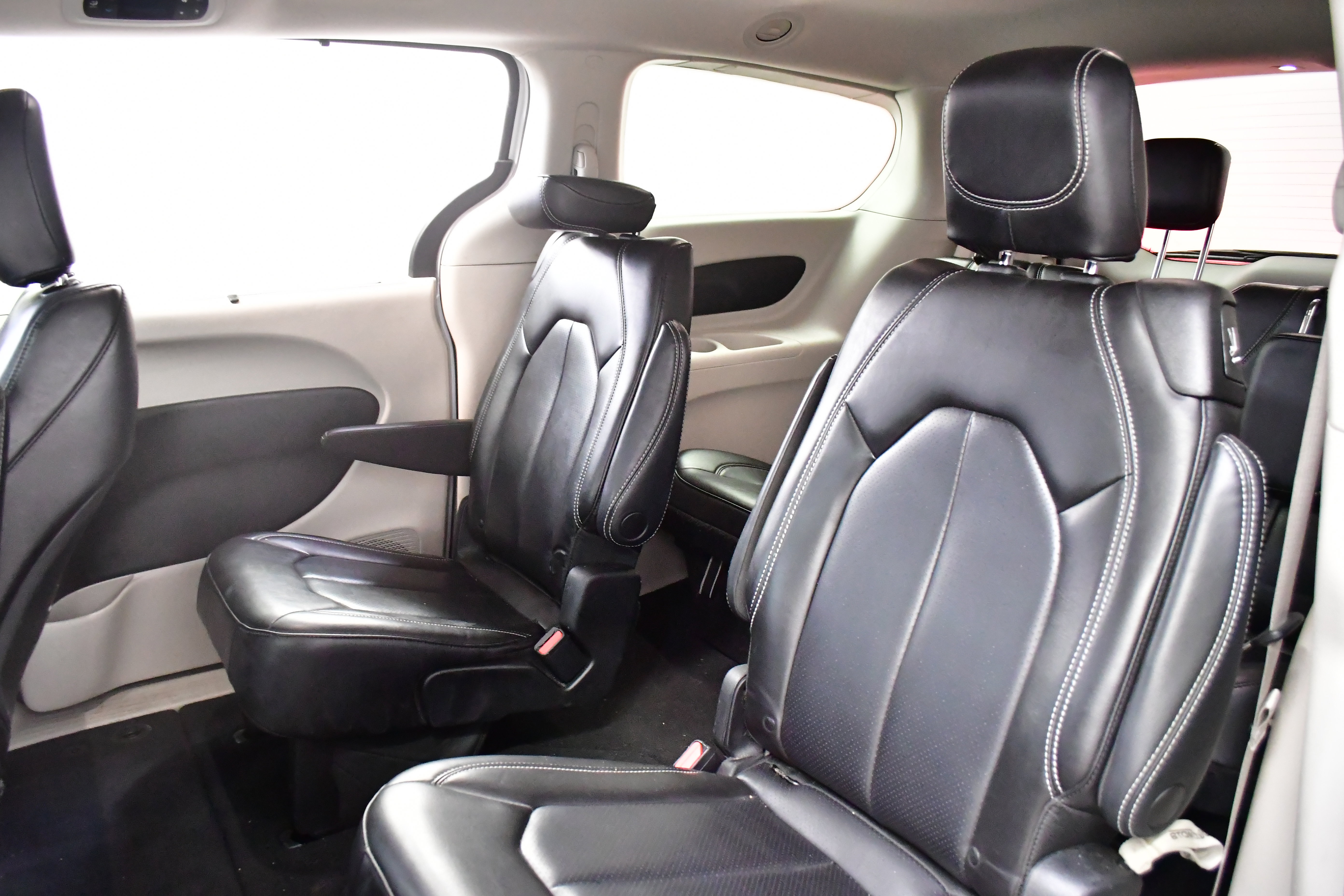 Used 2023 Chrysler Pacifica Touring-L image 17