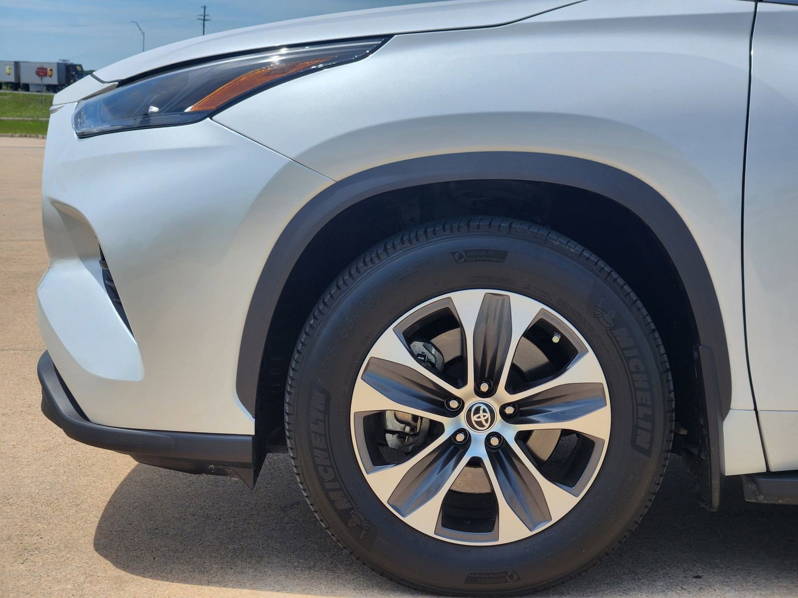 Used 2023 Toyota Highlander XLE FWD image 13