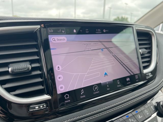 Used 2021 Chrysler Pacifica Limited w/ Uconnect Theater Family Group image 19