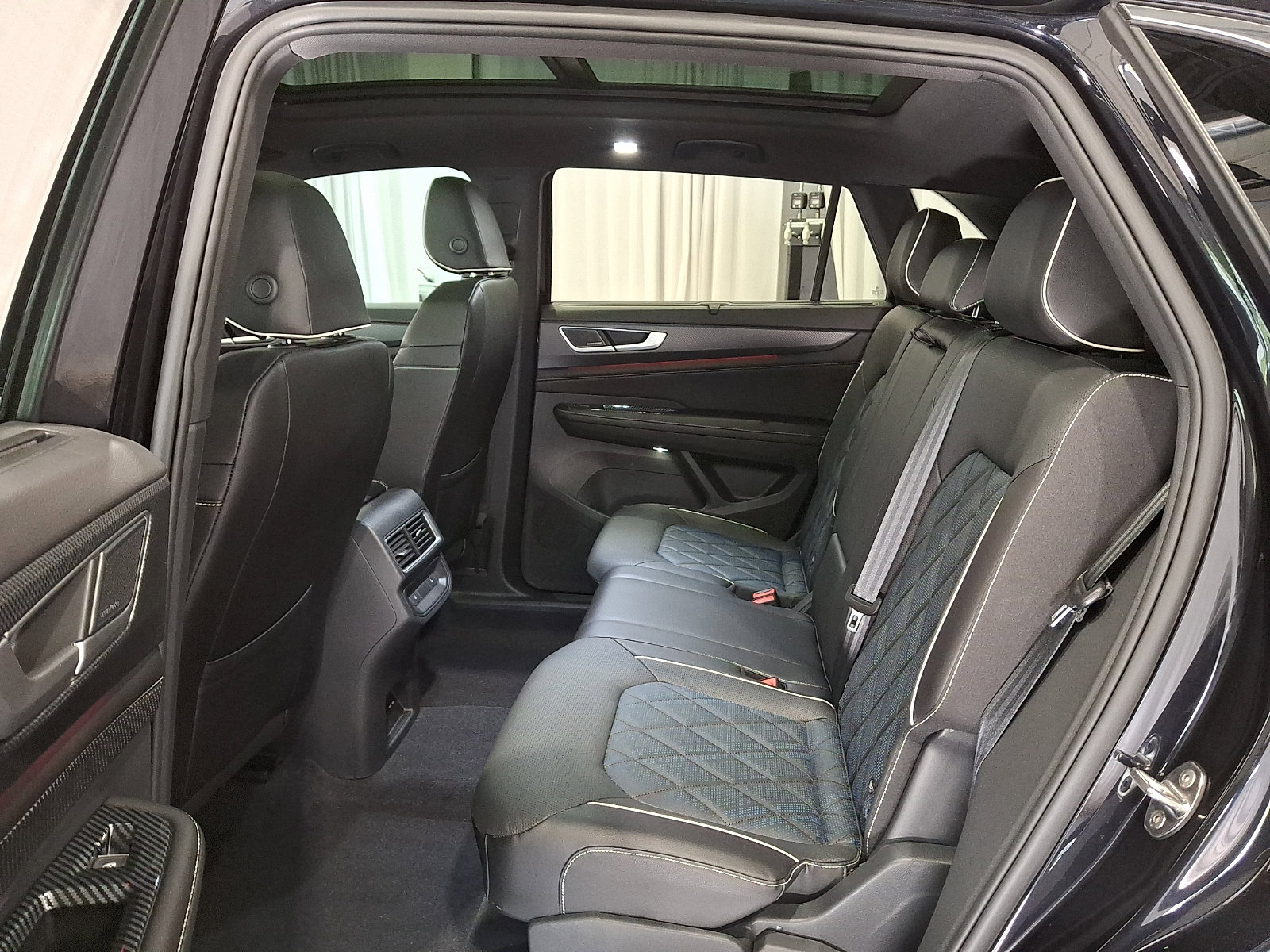 Used 2024 Volkswagen Atlas Cross Sport SEL Premium R-Line AWD/4WD image 9