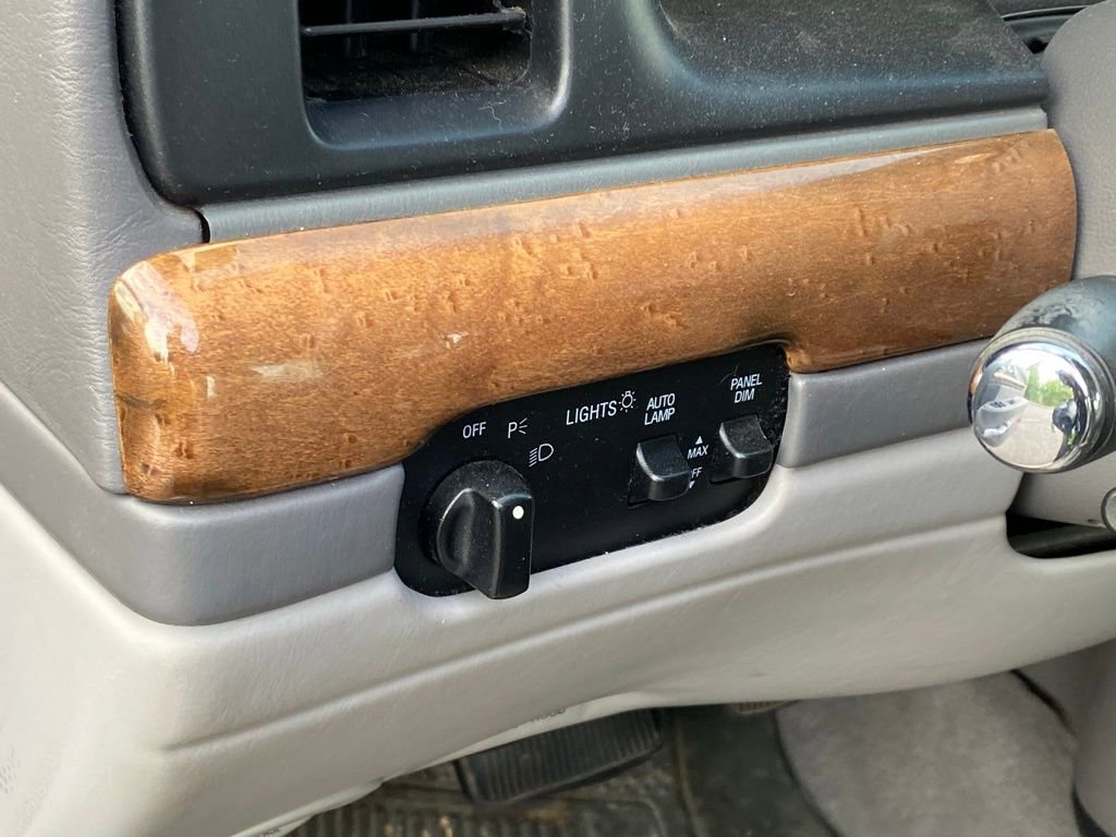 Used 2002 Lincoln Continental image 11