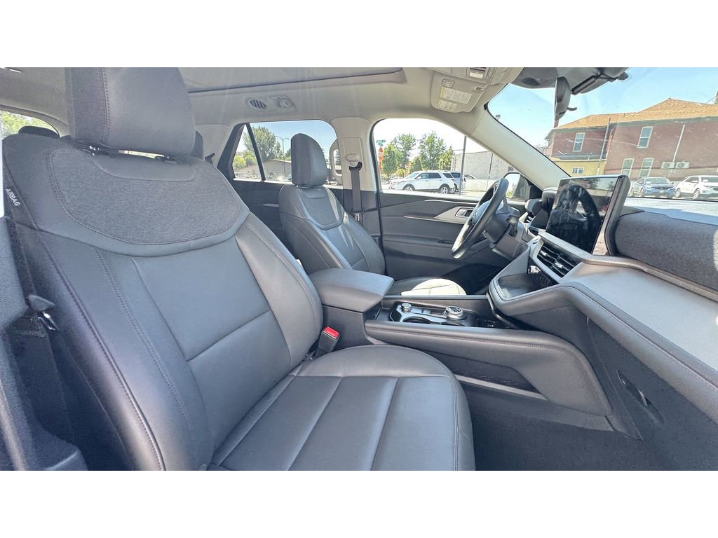 Used 2025 Ford Explorer Active w/ Active Comfort Package image 9