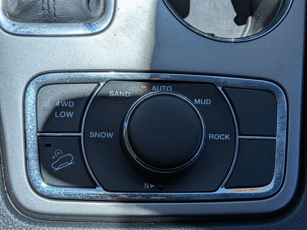 Used 2019 Jeep Grand Cherokee Laredo AWD/4WD image 26