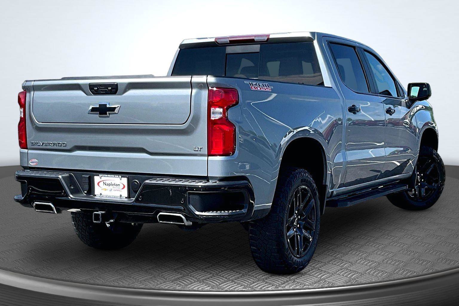 Used 2024 Chevrolet Silverado 1500 LT Trail Boss w/ LT Trail Boss Premium Package AWD/4WD image 2
