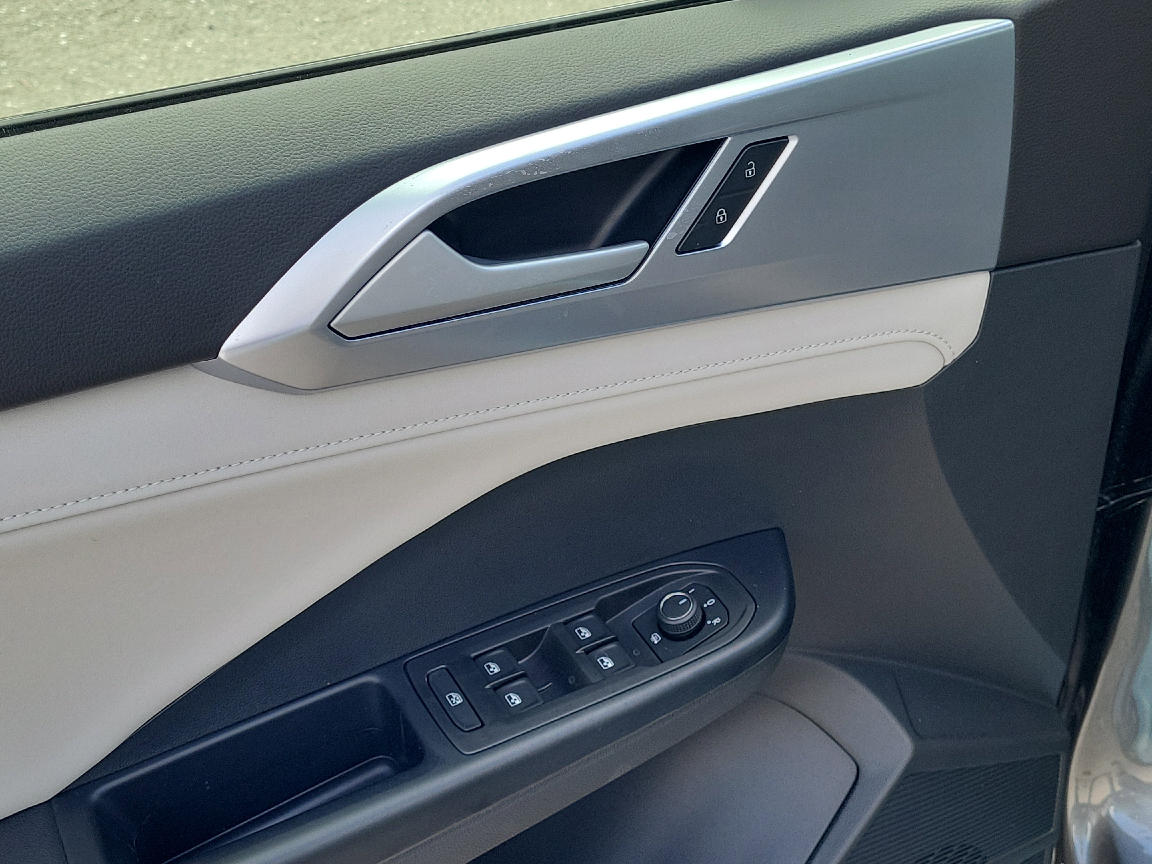 New 2026 Volkswagen Taos SE FWD image 16