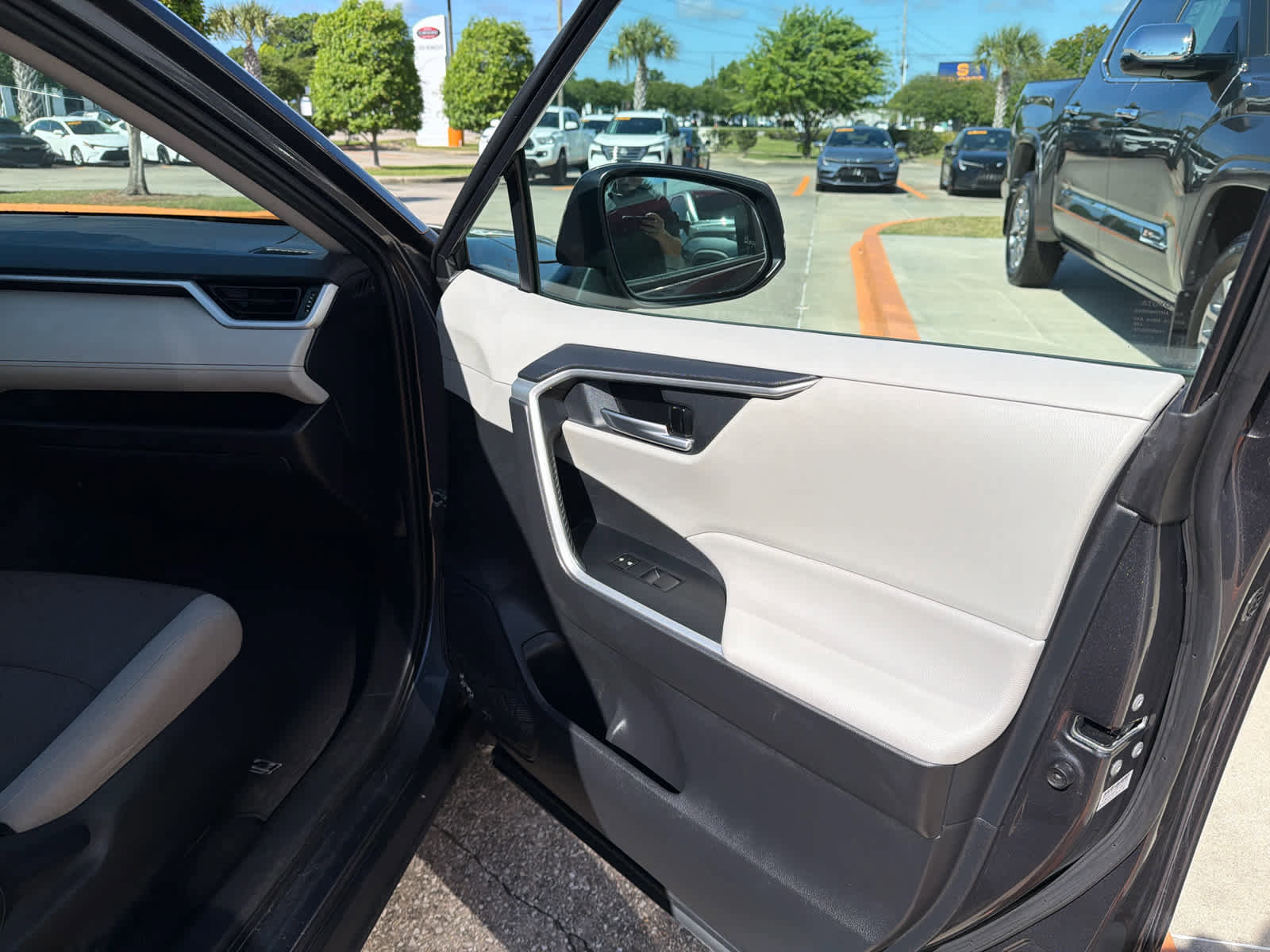 Used 2020 Toyota RAV4 XLE w/ Convenience Package image 24