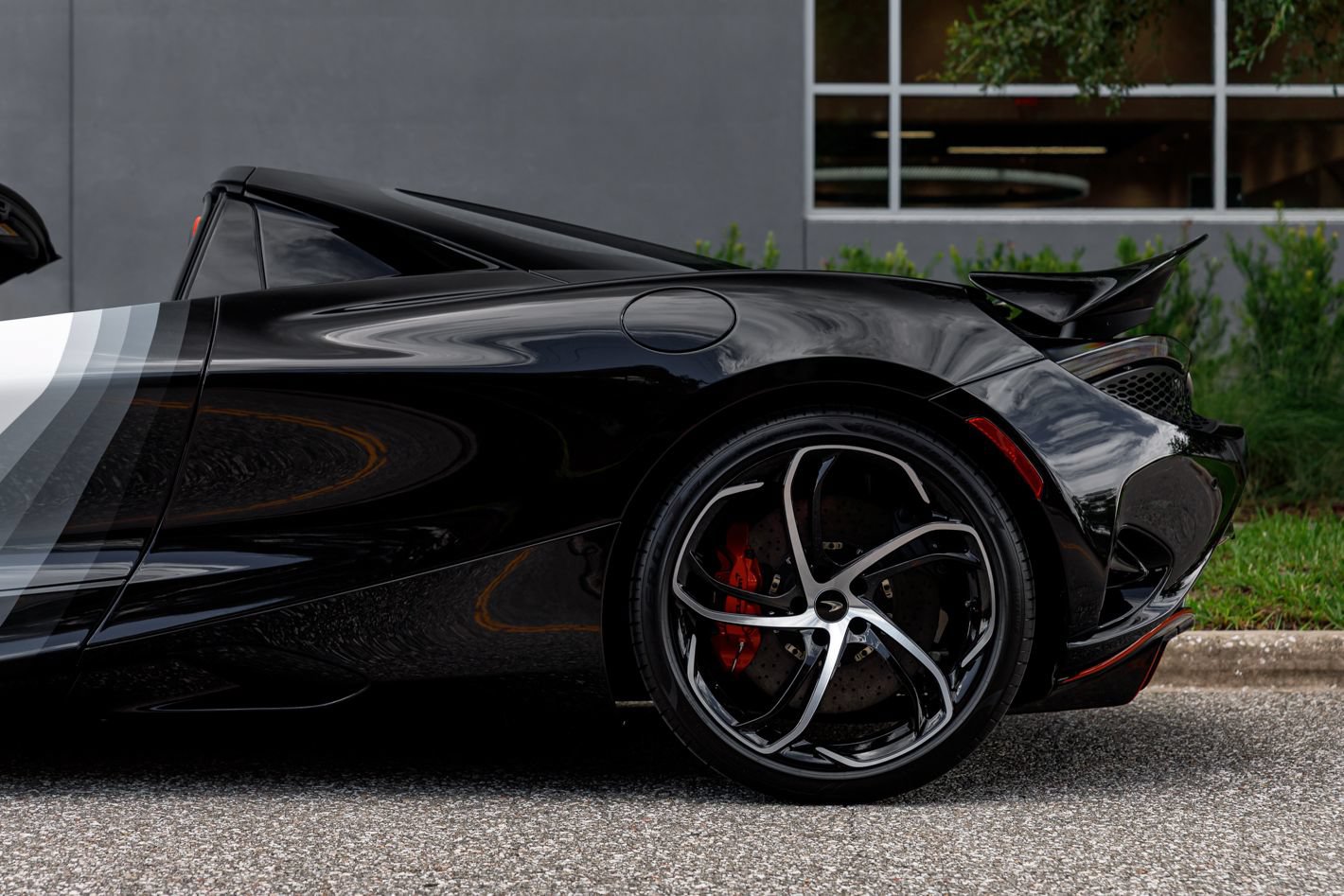 Used 2024 McLaren 750S Spider RWD image 32