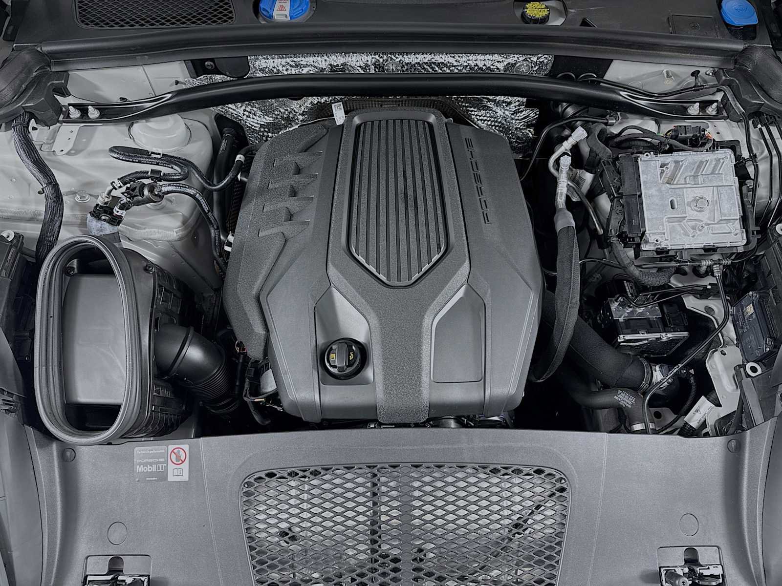 Certified 2025 Porsche Macan image 31