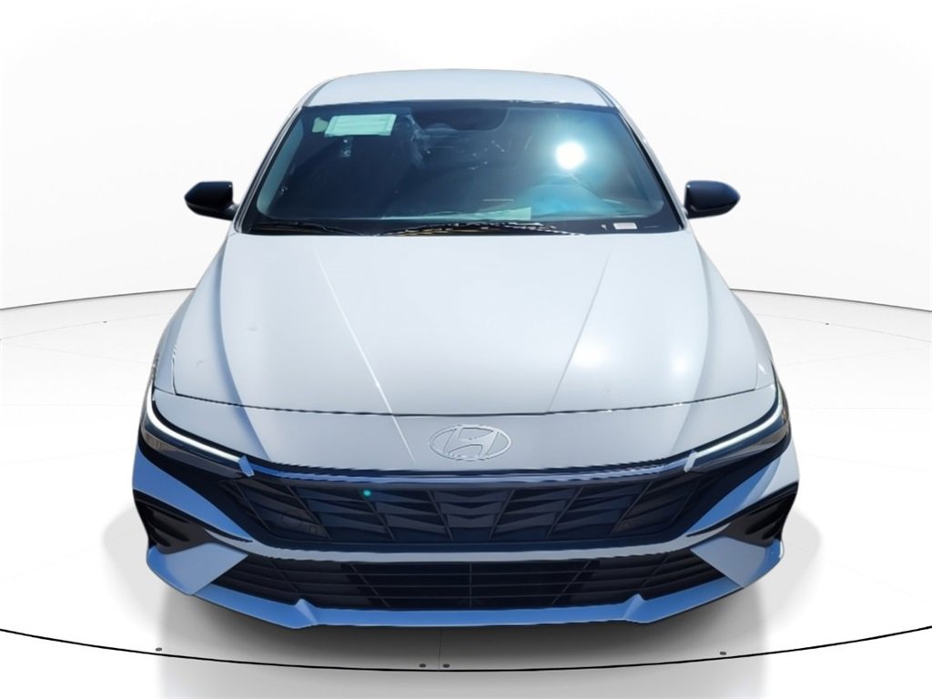 Used 2025 Hyundai Elantra Sport image 2