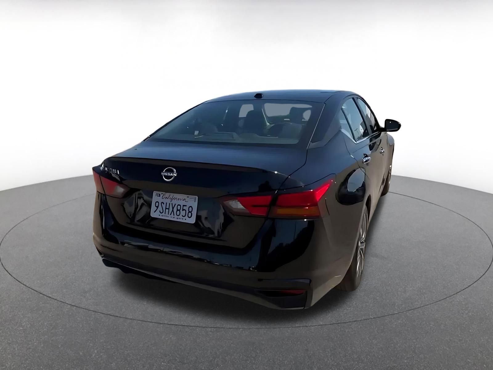 Used 2025 Nissan Altima 2.5 SV FWD image 15