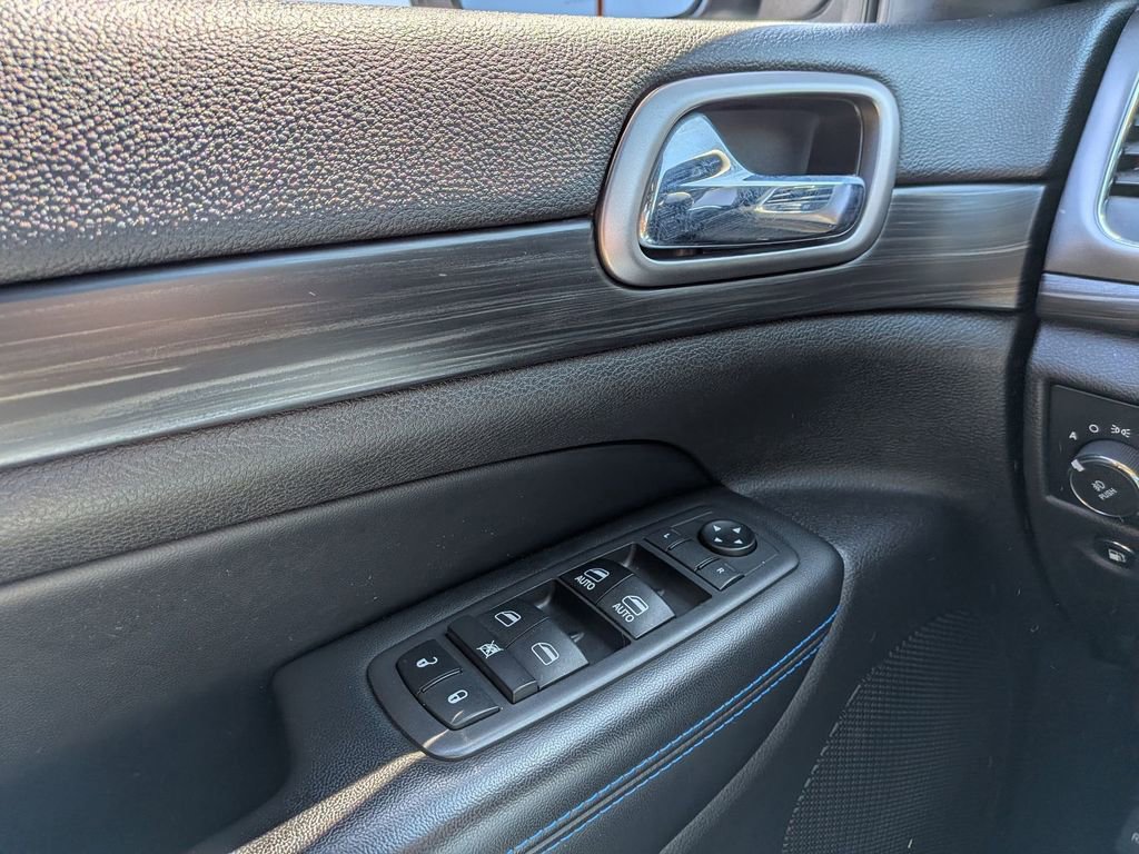 Used 2019 Jeep Grand Cherokee Laredo AWD/4WD image 28