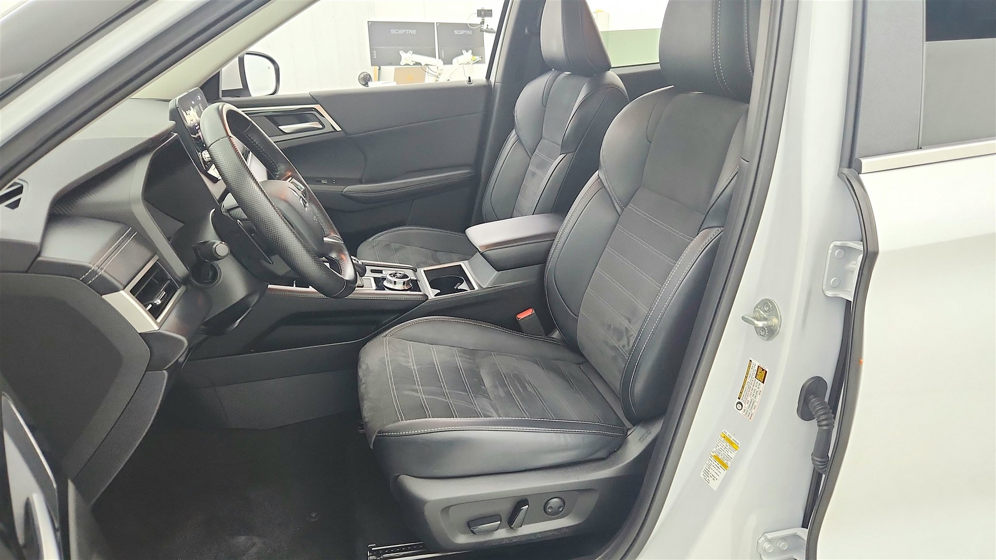 Used 2024 Mitsubishi Outlander FWD image 10