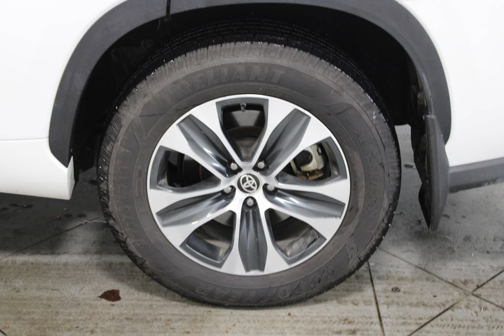 Used 2022 Toyota Highlander XLE image 18