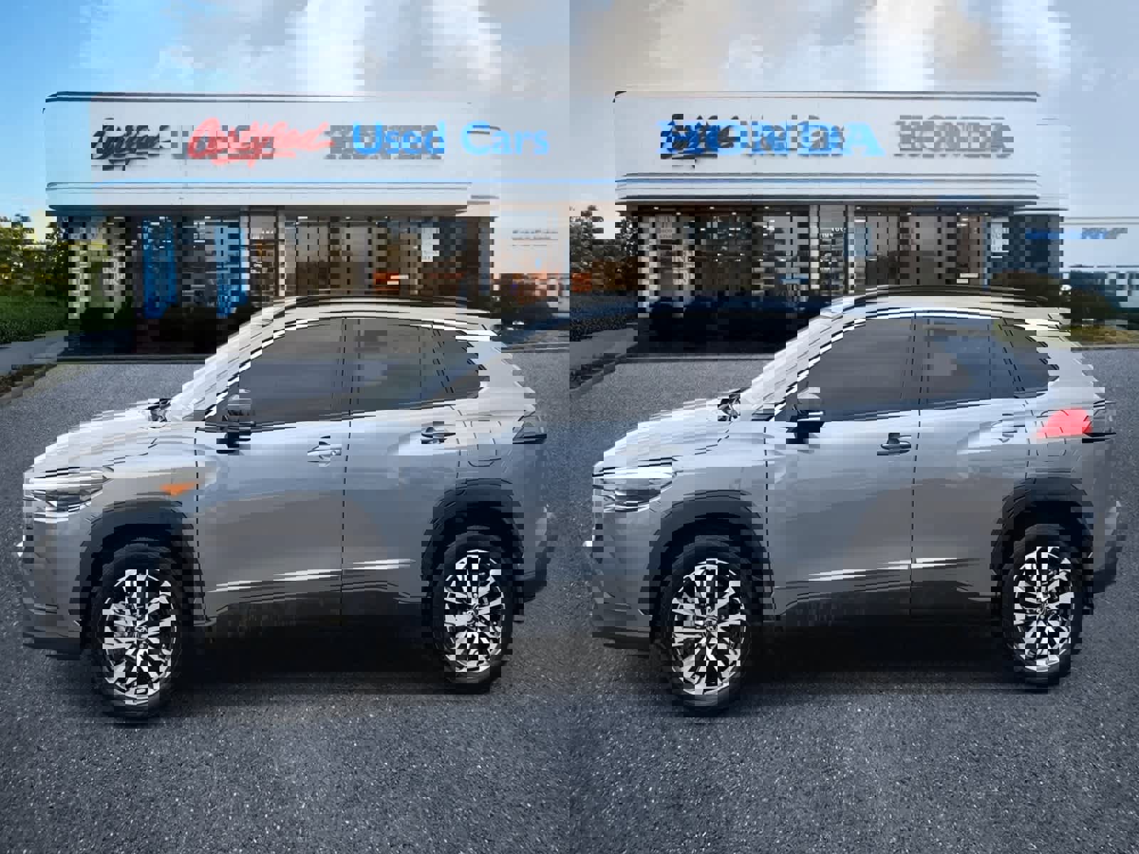 Used 2025 Toyota Corolla Cross XLE w/ Convenience Package image 2