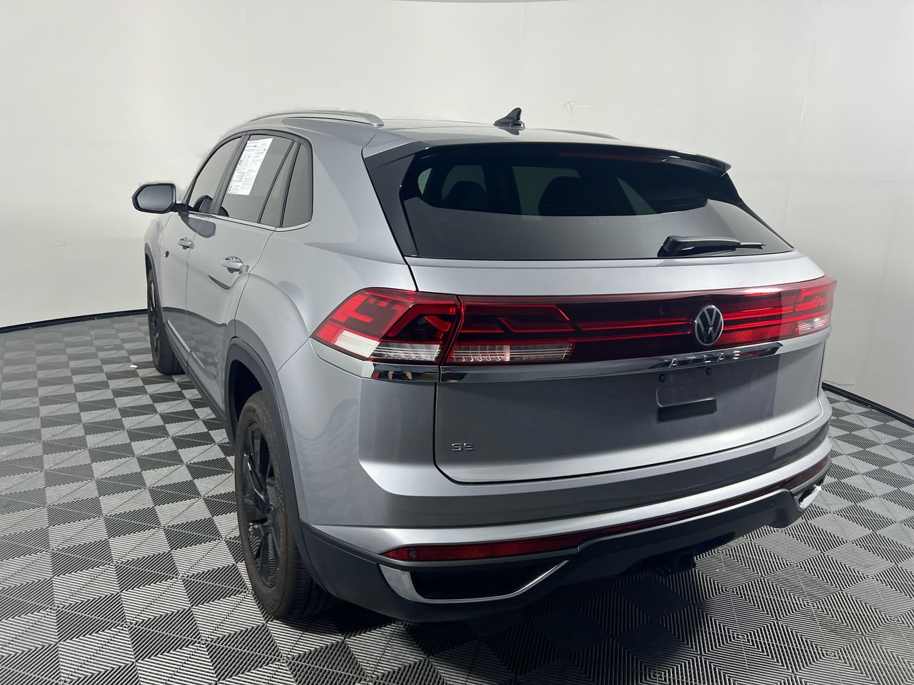 Used 2025 Volkswagen Atlas Cross Sport SE FWD image 5