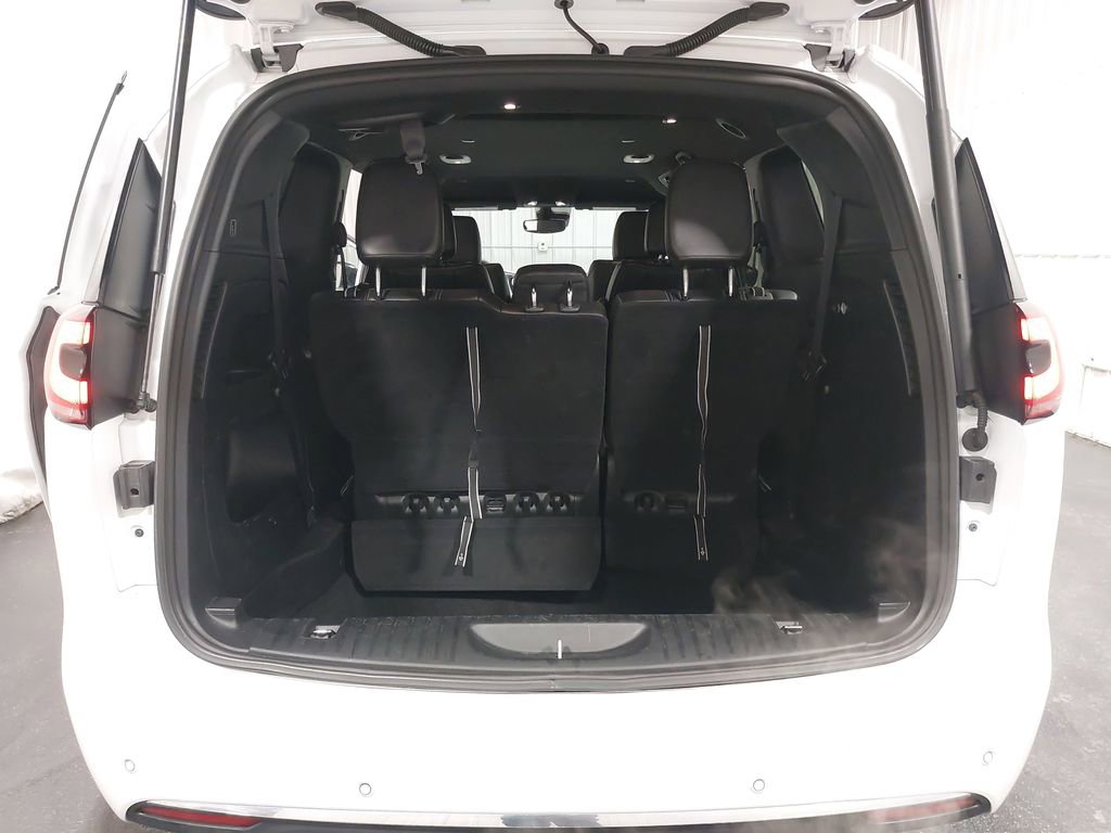 Used 2025 Chrysler Pacifica Select image 13