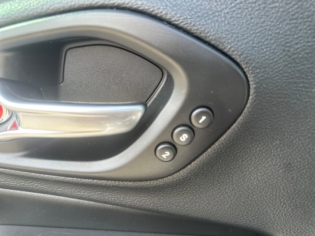 Used 2019 Jeep Cherokee Limited image 11