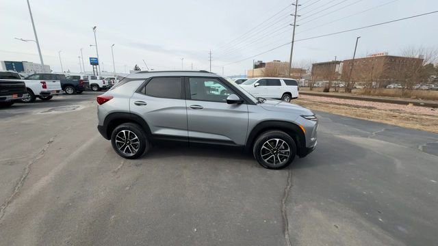 Used 2025 Chevrolet TrailBlazer LT w/ Driver Confidence Package image 9