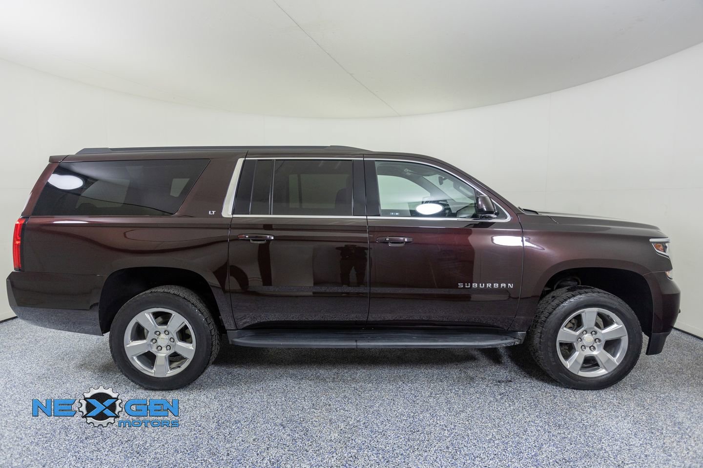 Used 2020 Chevrolet Suburban LT w/ Luxury Package image 8